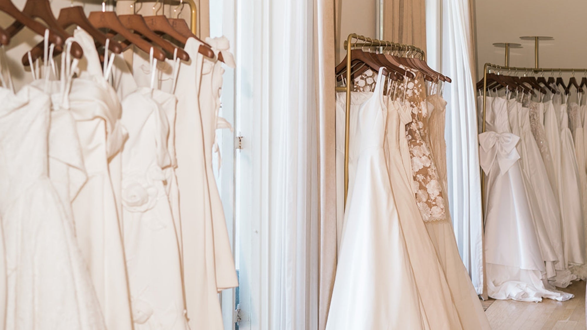 Trouwjurken aan het rek in de boutique
