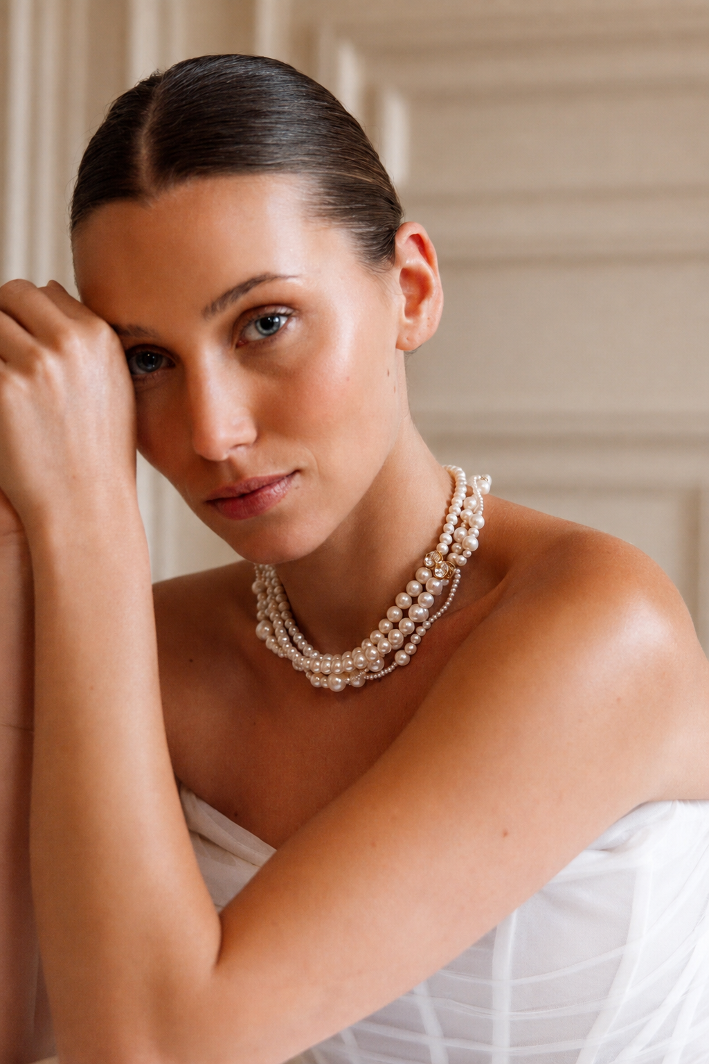 Modern pearl necklace 